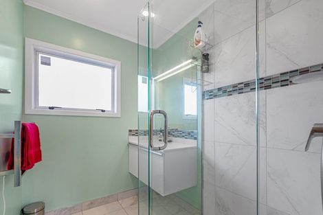 Photo of property in 3 Hughdene Place, Henderson, Auckland, 0610