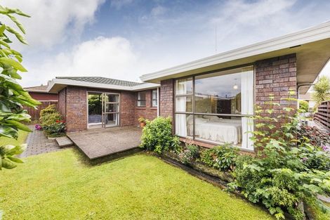 Photo of property in 2 Huhana Court, Hokowhitu, Palmerston North, 4410