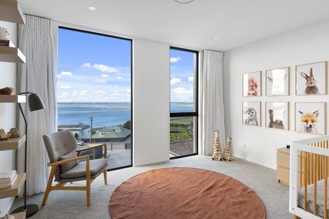 Photo of property in 32 Mount Pleasant Road, Mount Pleasant, Christchurch, 8081