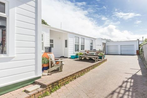 Photo of property in 118 Lyall Parade, Lyall Bay, Wellington, 6022