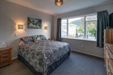 Photo of property in 11 Wairere Grove, Paraparaumu, 5032