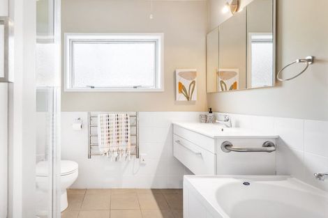 Photo of property in 28 Dawnhaven Drive, Te Atatu Peninsula, Auckland, 0610