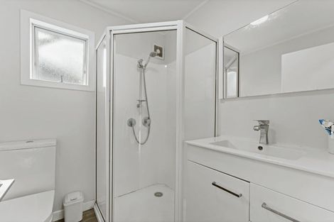 Photo of property in 2/247 Wairau Road, Totara Vale, Auckland, 0627