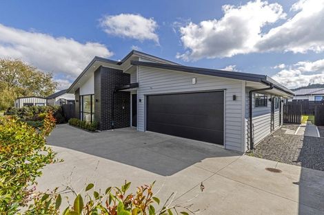 Photo of property in 18 Madden Avenue, Kumeu, 0810