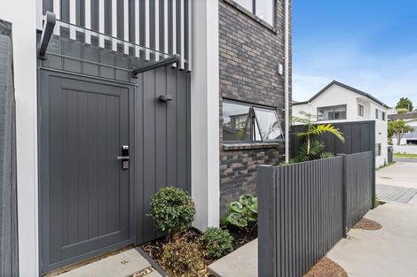 Photo of property in 2/81 Vodanovich Road, Te Atatu South, Auckland, 0610