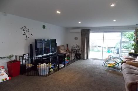 Photo of property in 11a Pinkerton Grove, Newlands, Wellington, 6037