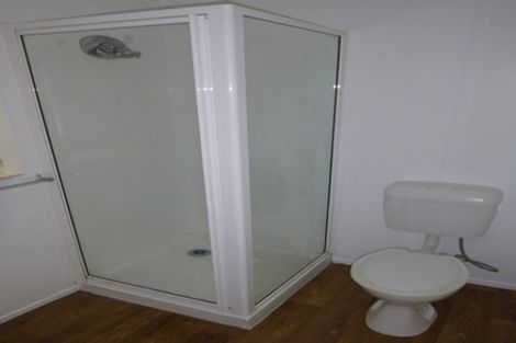 Photo of property in 22 Raymond Terrace, Northcote, Auckland, 0627