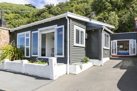 Photo of property in 106 Breaker Bay Road, Breaker Bay, Wellington, 6022