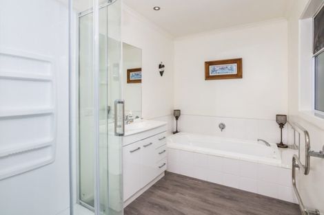 Photo of property in 20 Botanical Heights Drive, Waipahihi, Taupo, 3330