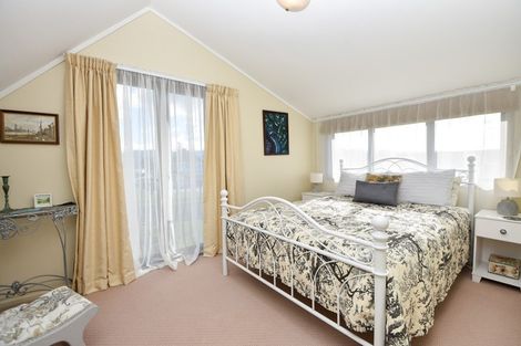 Photo of property in 8 Daffodil Grove, Carterton, 5713