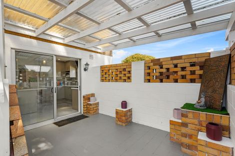 Photo of property in 1/100 Titirangi Road, New Lynn, Auckland, 0600