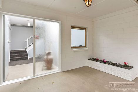 Photo of property in 2/240 Forrest Hill Road, Forrest Hill, Auckland, 0620