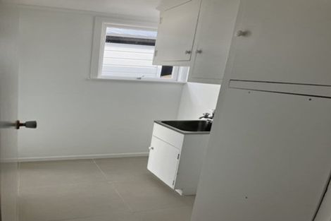 Photo of property in 2/17a Hillcrest Avenue, Hillcrest, Auckland, 0627