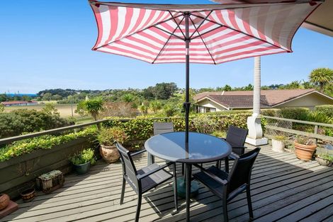Photo of property in 18 Rimu Road, Stanmore Bay, Whangaparaoa, 0932