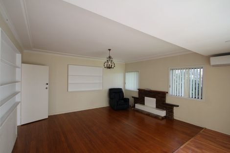 Photo of property in 28 Binsted Road, New Lynn, Auckland, 0600