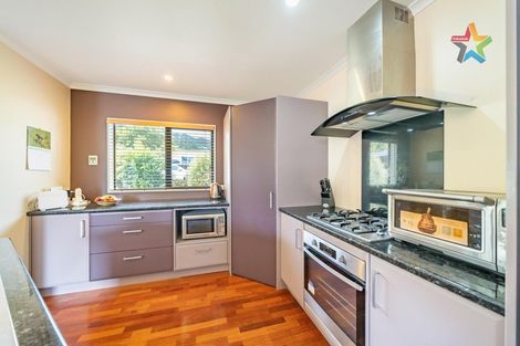 Photo of property in 5 Maru Street, Stokes Valley, Lower Hutt, 5019