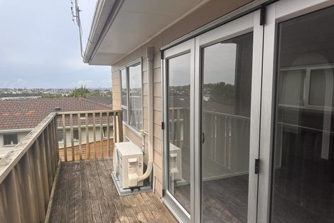 Photo of property in 261 Wairau Road, Totara Vale, Auckland, 0627