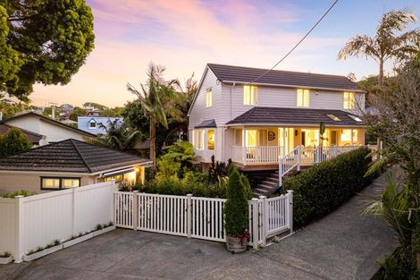 Photo of property in 1/2 Heathcote Road, Castor Bay, Auckland, 0620