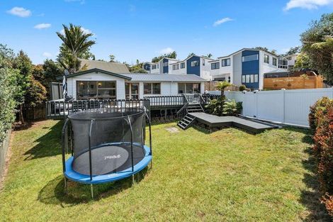 Photo of property in 27 Rotoiti Avenue, Pakuranga Heights, Auckland, 2010
