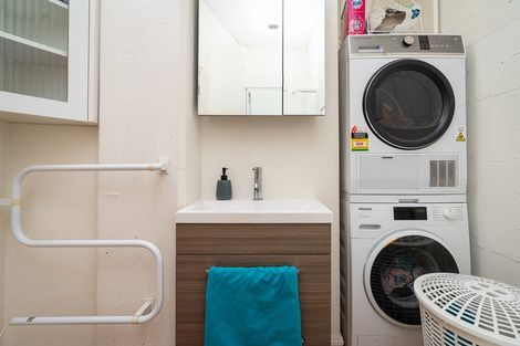 Photo of property in Endeavour Apartments, 10/125 Thorndon Quay, Pipitea, Wellington, 6011