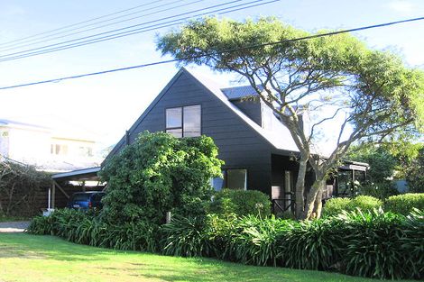 Photo of property in 3 Henare Street, Waikanae Beach, Waikanae, 5036