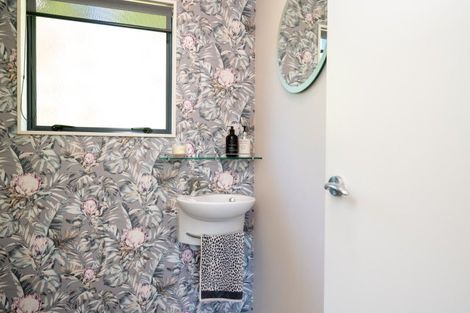 Photo of property in 11 Woodford Heights, Havelock North, 4130