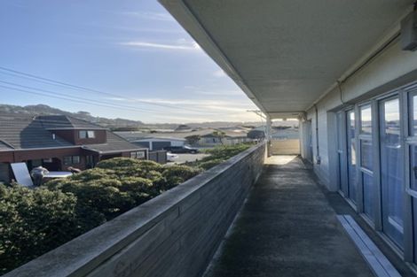 Photo of property in 2/105 Apu Crescent, Lyall Bay, Wellington, 6022