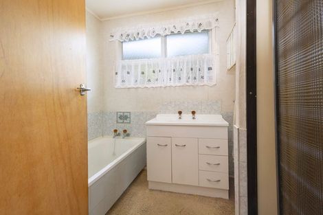 Photo of property in 10 Stallard Place, Glen Eden, Auckland, 0602