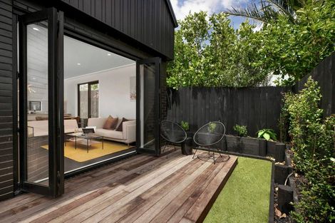 Photo of property in 15 Humariri Street, Point Chevalier, Auckland, 1022