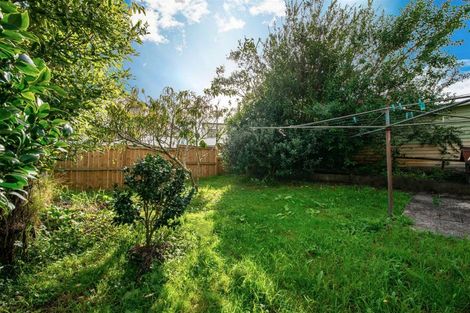 Photo of property in 17 Chilcott Road, Henderson, Auckland, 0612