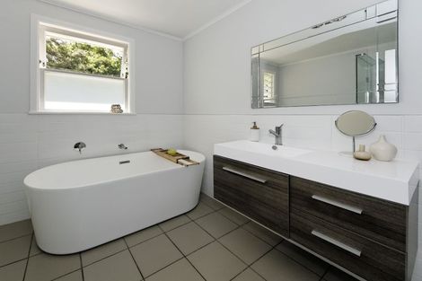 Photo of property in 2/2 Avonleigh Road, Green Bay, Auckland, 0604