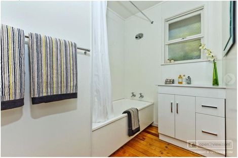 Photo of property in 2/4 Kowhai Road, Campbells Bay, Auckland, 0630