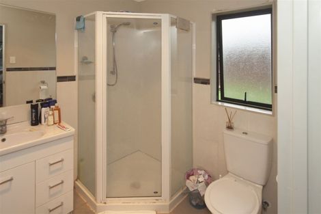 Photo of property in 2d Waikaukau Road, Glen Eden, Auckland, 0602