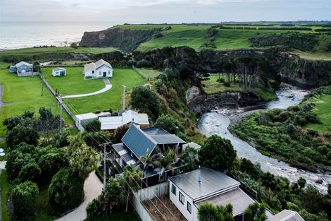 Photo of property in 18 Ohawe Terrace, Ohawe, Hawera, 4671