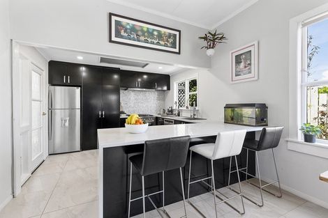 Photo of property in 13 Nevay Road, Miramar, Wellington, 6022