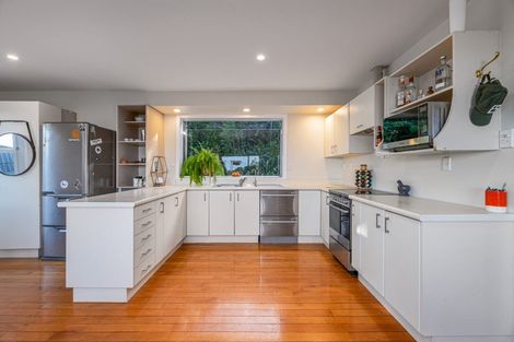 Photo of property in 20 Raroa Terrace, Waiatarua, Auckland, 0604