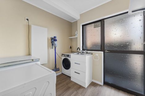 Photo of property in 37 Pigeon Mountain Road, Half Moon Bay, Auckland, 2012