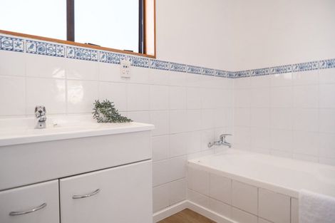 Photo of property in 12 Matthew Place, Kawaha Point, Rotorua, 3010