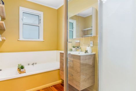 Photo of property in 60 Taylor Terrace, Tawa, Wellington, 5028