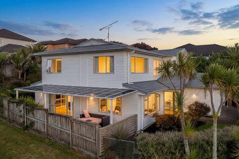 Photo of property in 31 Harrowglen Drive, Northcross, Auckland, 0632