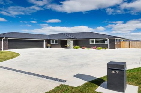 Photo of property in 47 Atlantic Drive, Fitzherbert, Palmerston North, 4410