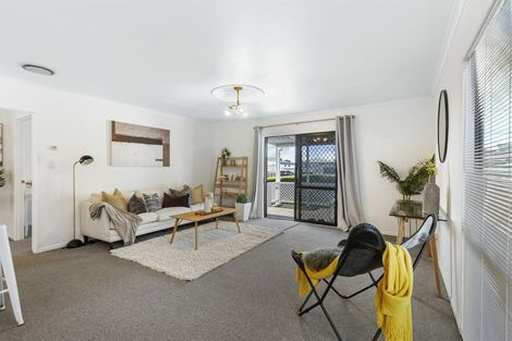Photo of property in 1/2 Graham Avenue, Te Atatu Peninsula, Auckland, 0610