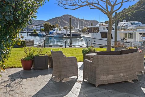 Photo of property in 37 Waikawa Road, Picton, 7220