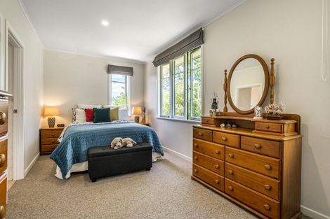 Photo of property in 16 Deane Avenue, Titirangi, Auckland, 0604