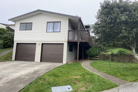 Photo of property in 17 Fernhaven Grove, Newlands, Wellington, 6037