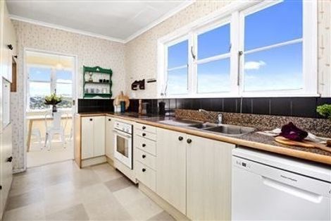 Photo of property in 94 Nicholson Road, Khandallah, Wellington, 6035