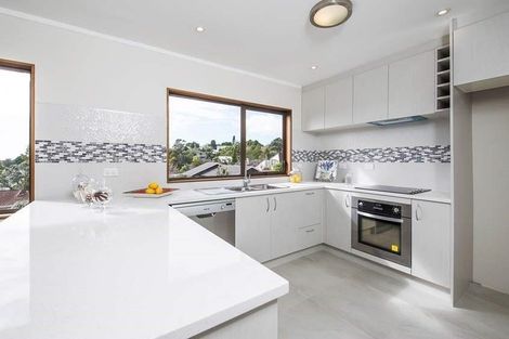 Photo of property in 1 Lynngate Place, Hillcrest, Auckland, 0627