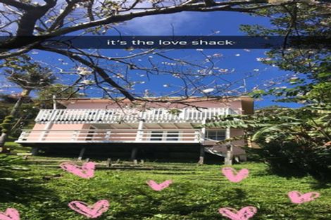 Photo of property in 123 Garden Road, Piha, New Lynn, 0772