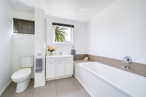 Photo of property in 2 Avondale Road, Taradale, Napier, 4112