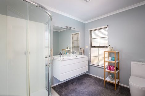 Photo of property in 11 Shelter Grove, Frankleigh Park, New Plymouth, 4310